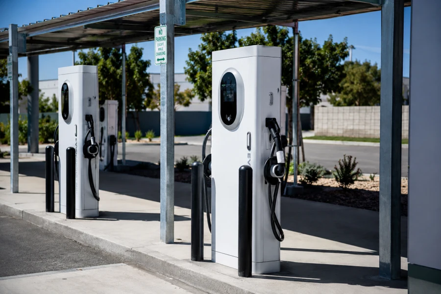 China manufactured 30kW to 1024kW DC fast charging stations for commercial EV charging infrastructure, public charging networks, fleet charging depots, and highway electric vehicle charging projects by Energy Splendor